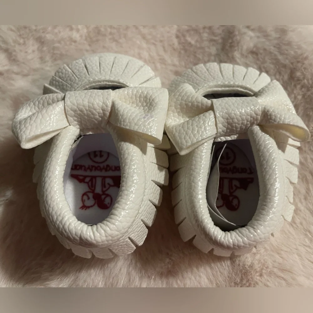 White Baby Moccasins with Bow - Picture 6 of 13